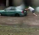 Сильный ливень в Туле: Мужчине пришлось выталкивать авто из огромной лужи