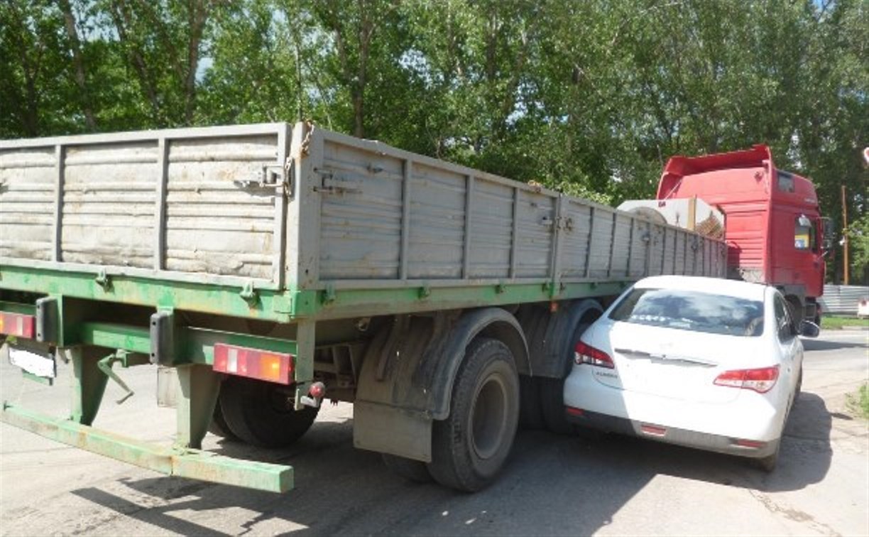 В Туле в столкновении грузовика и легковушки пострадала женщина