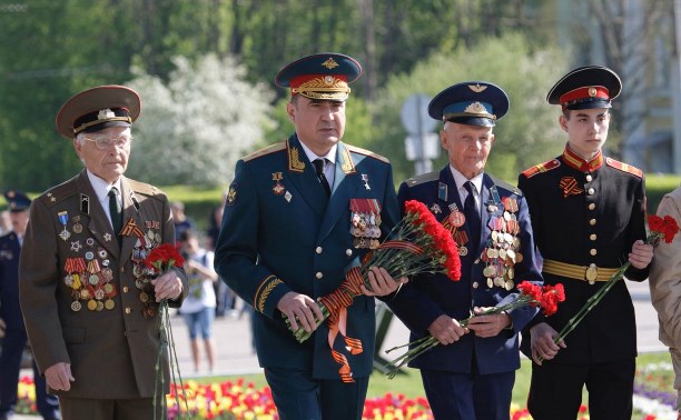 Губернатор Алексей Дюмин возложил цветы к Вечному огню на площади Победы