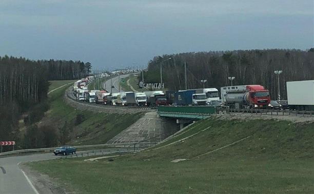 Пробка на границе с Тульской областью: «Автодор» посоветовал легковушкам ехать по левой полосе