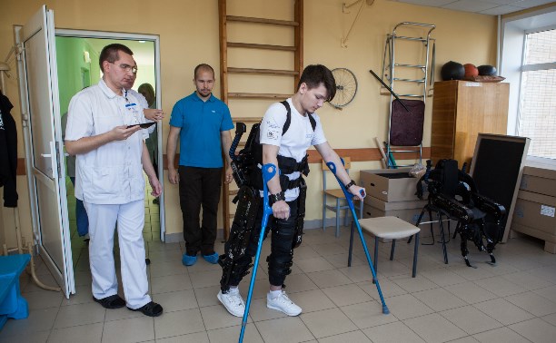 В Новомосковской больнице начали применять экзоскелеты ExoAtlet 1