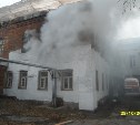 В центре Тулы пожарные спасли из горящего дома трех человек 