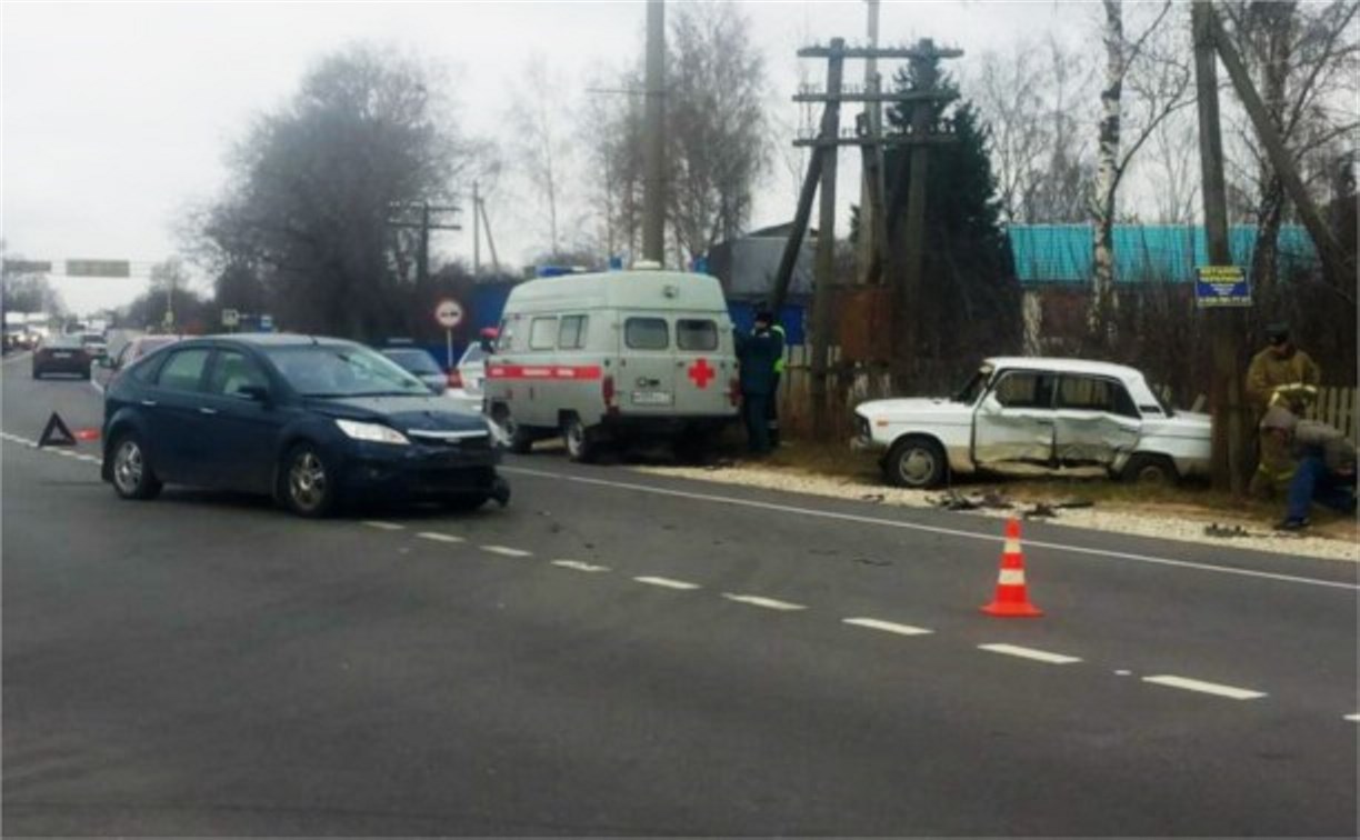 На трассе "Тула-Новомосковск" столкнулись ВАЗ и иномарка