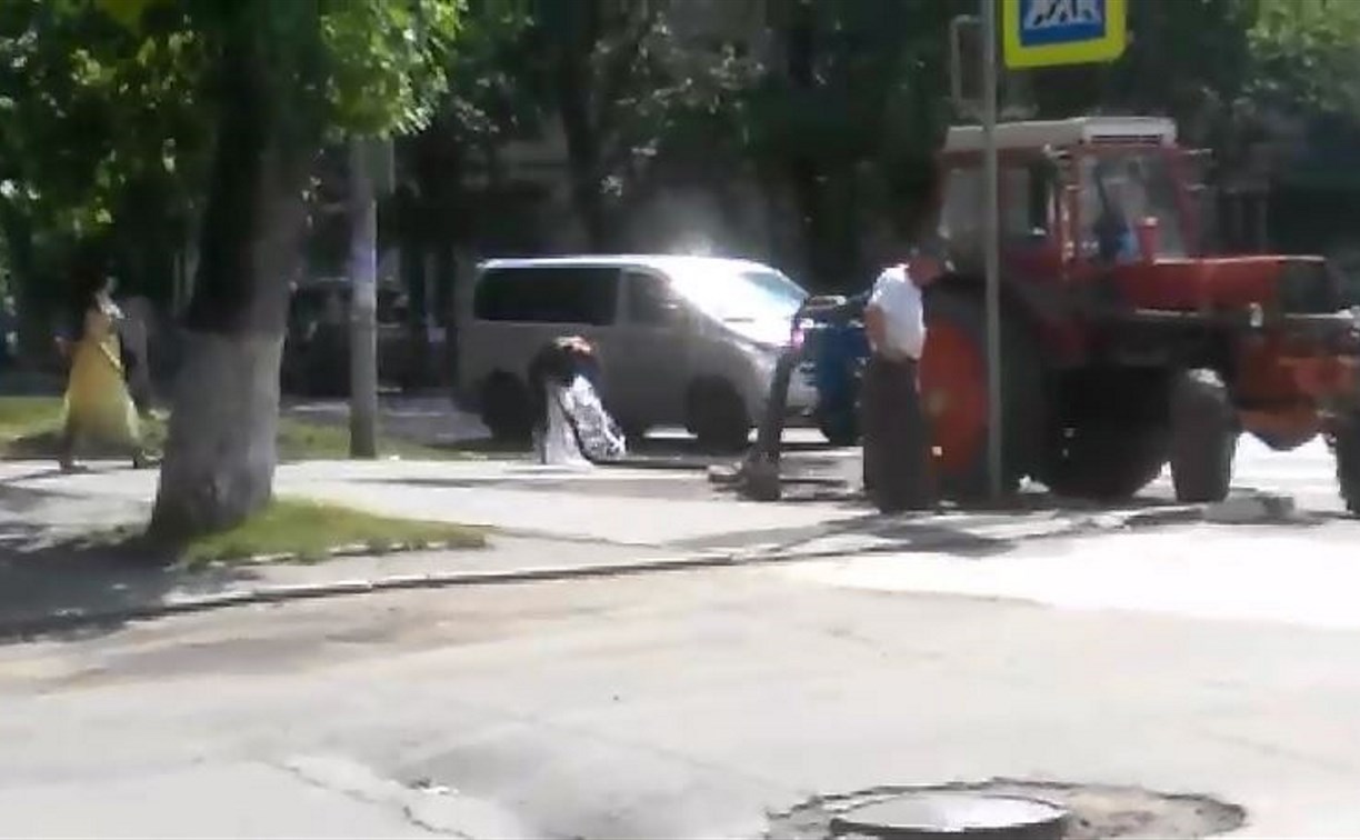 Видео дня: Тулячка помылась из шланга прямо на оживленной улице