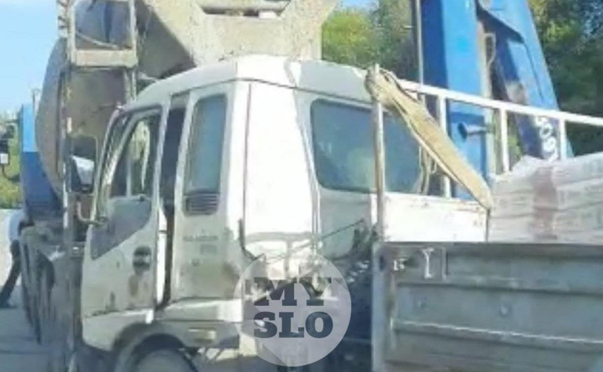 На ул. Рязанской в Туле столкнулись цементовоз и грузовик