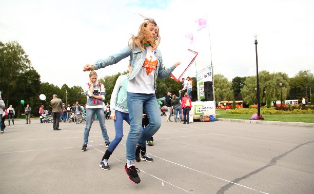 На День города в Центральном парке прошел чемпионат по дворовым играм «Прыгалки-2015»