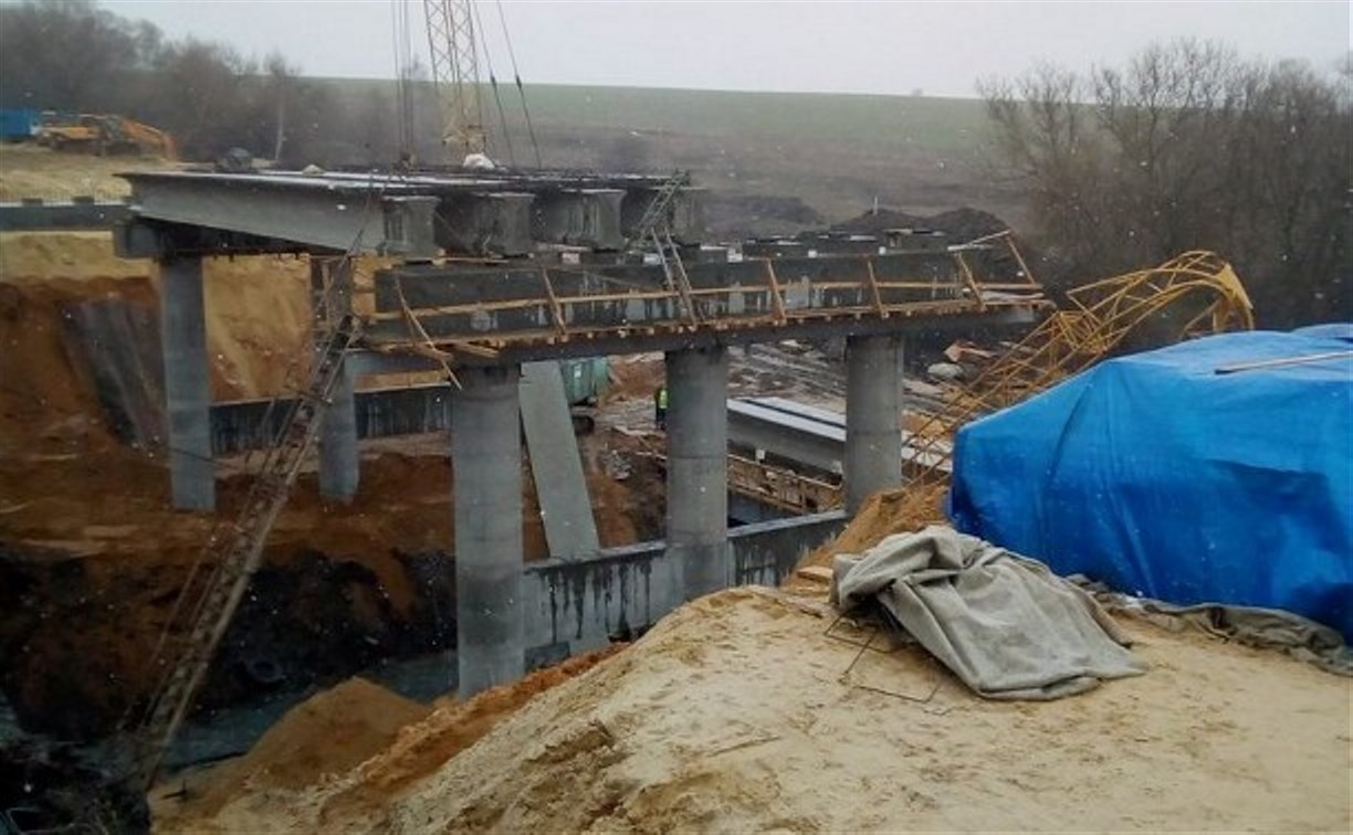 Момент падения крана на мосту в Донском попал на видео