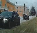 «Накажи автохама»: черный BMW прокрался по улице с односторонним движением