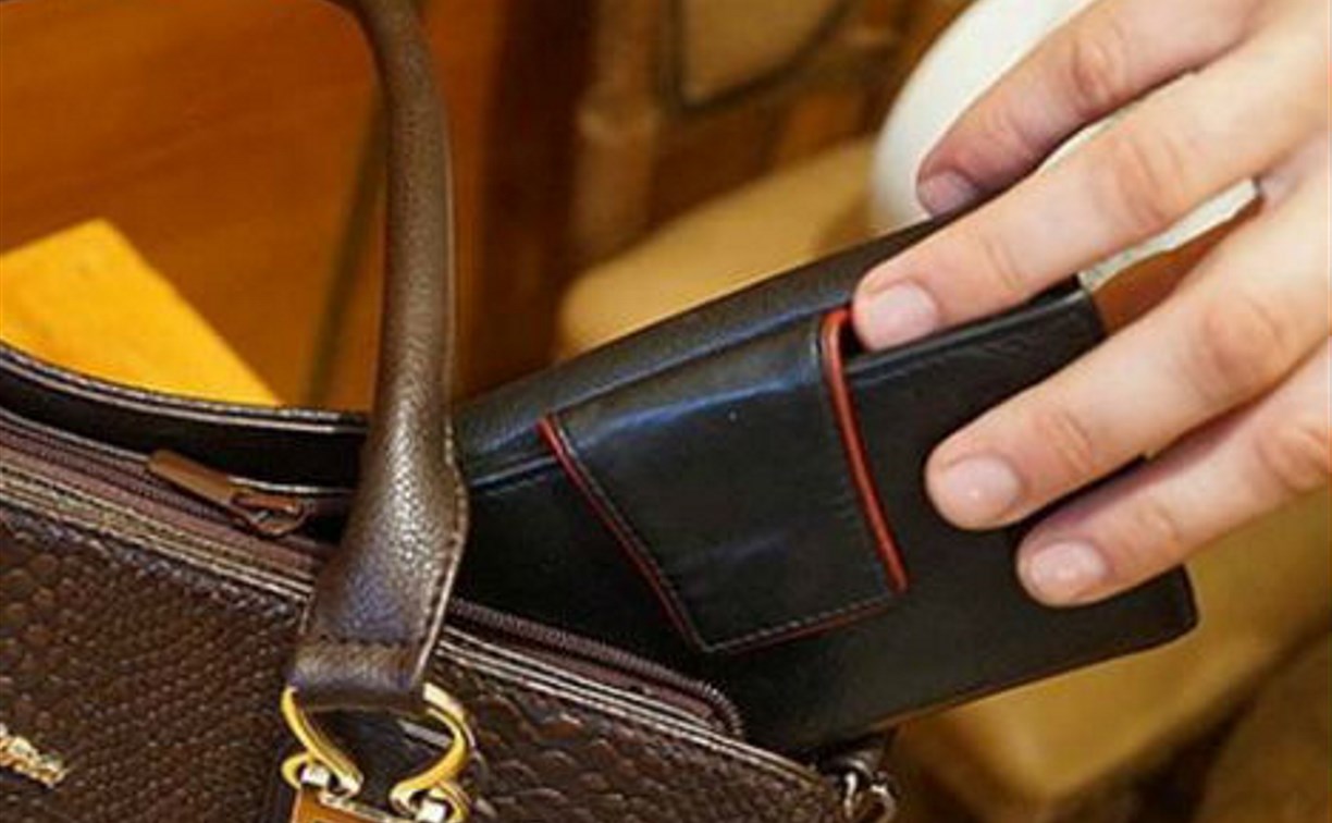 В Алексине подростки украли кошелёк у сотрудницы магазина
