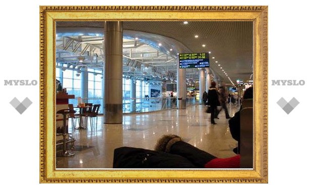 Пассажиры, "застрявшие" в аэропорту Домодедово, отказываются от посадки в самолет