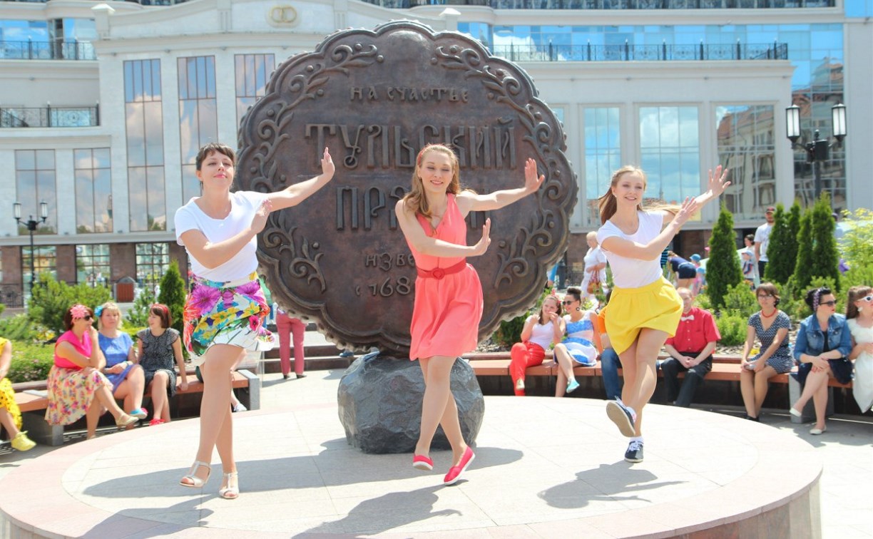 Тульские танцоры чарльстона сняли яркий клип на улицах города