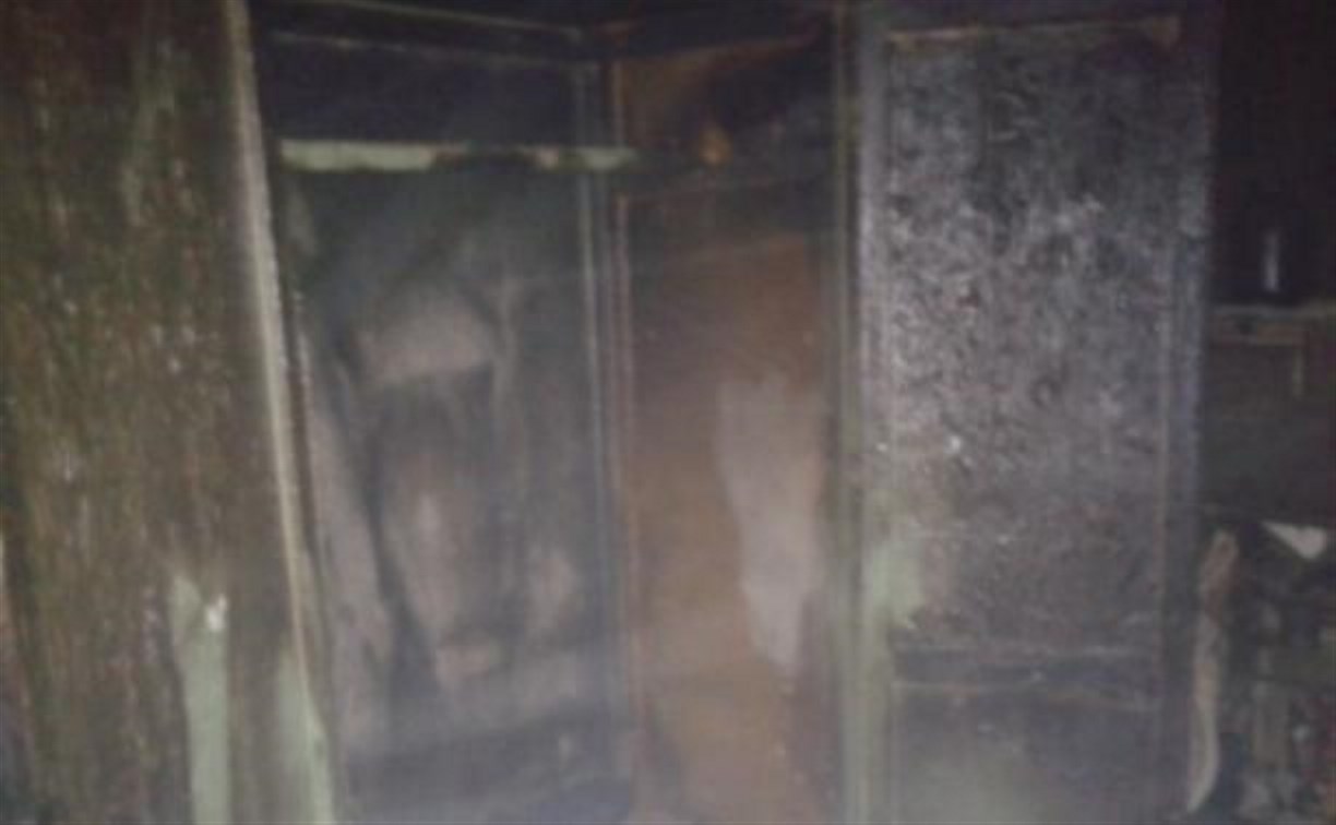 В Новомосковске пожарные вывели 11 человек из горящего дома