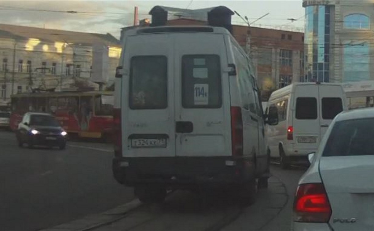 В центре Тулы водитель щёкинской маршрутки грубо нарушил ПДД: видео
