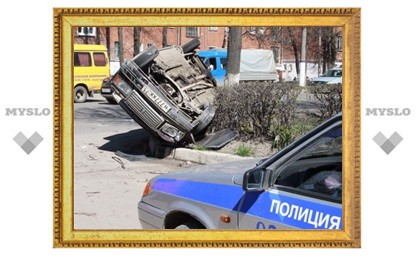 На ул. Кирова в Туле «семерка» с размаху влетела в дерево и перевернулась