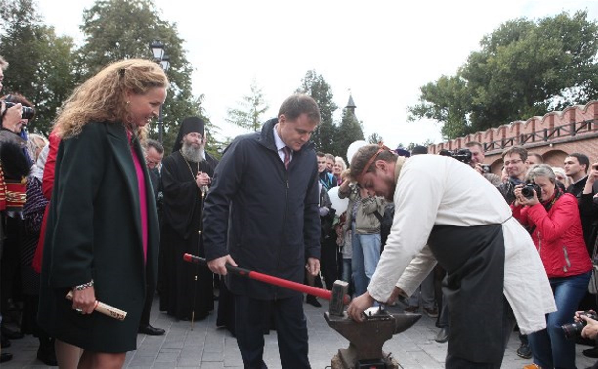 Владимир Груздев отчеканил кремлевский рубль и разрезал 40-килограммовый пряник