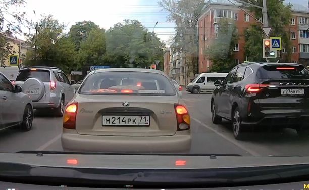 «Накажи автохама»: на ул. Кирова засняли групповое нарушение ПДД