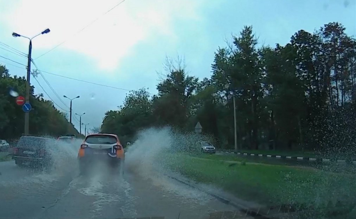 Потоп на улице Рязанской в Туле попал на видео