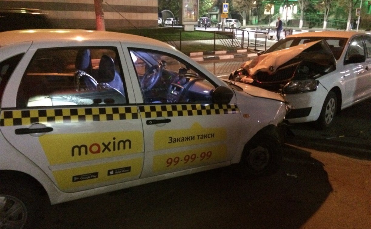 На улице Болдина в Туле пьяный таксист вылетел на тротуар и протаранил две машины