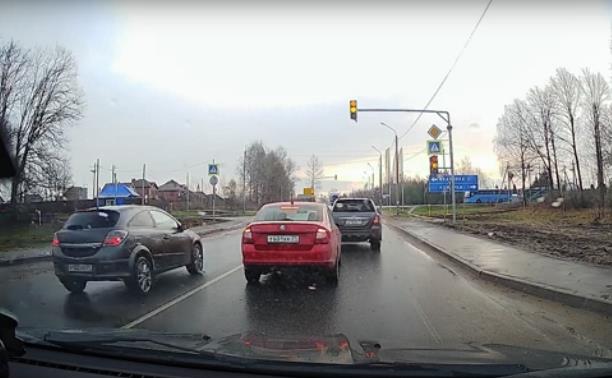 «Накажи автохама»: на Веневском шоссе Opel рассекал по встречной полосе