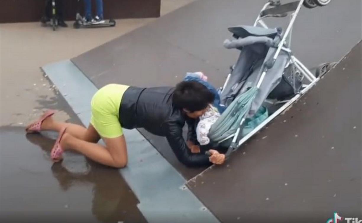 В ефремовском скейт-парке горе-мать чуть не угробила малыша. Видео