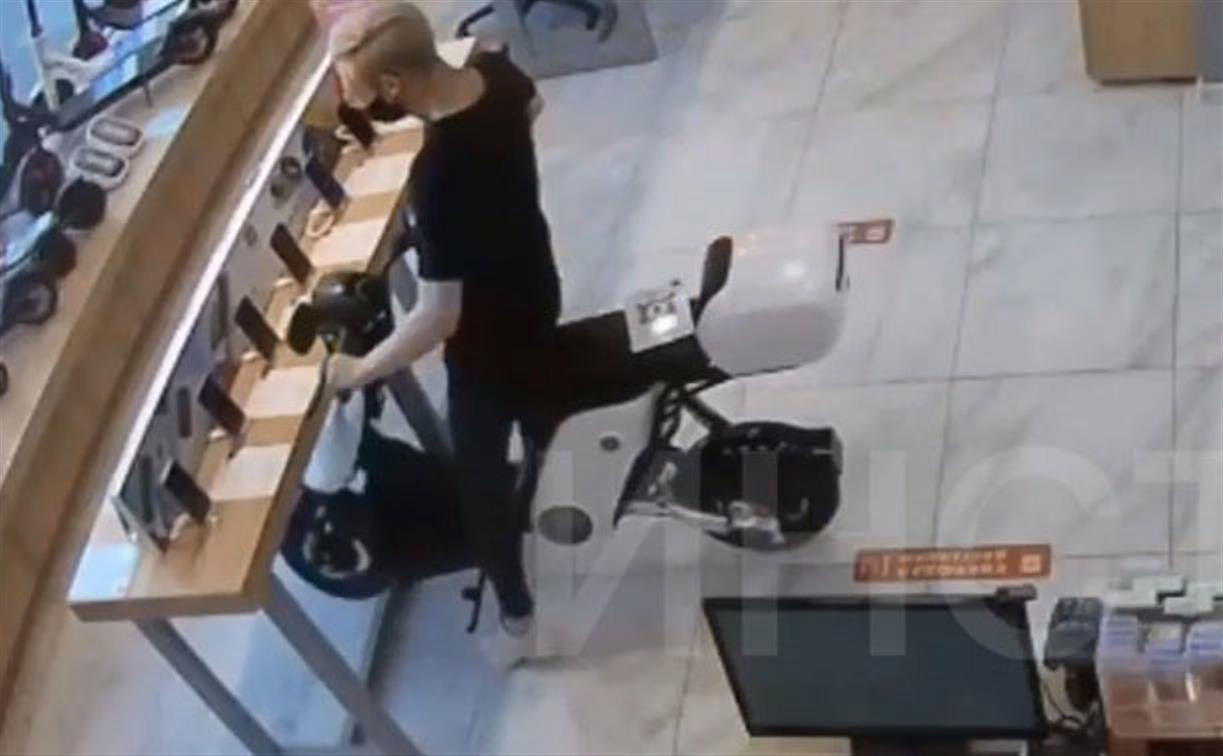 Сбил витрину со смартфонами: в Туле скутерист устроил ДТП в торговом центре — видео