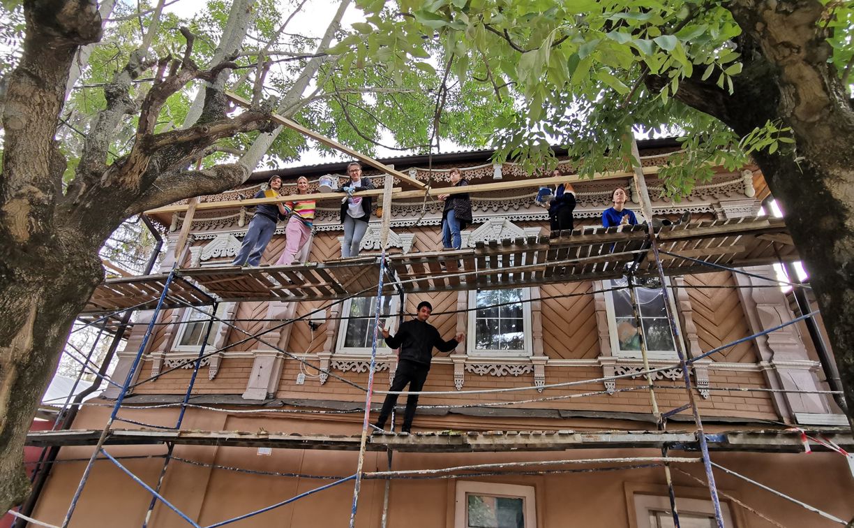 «Том Сойер Фест»: волонтеры покрасили старинный дом на ул. Тургеневской
