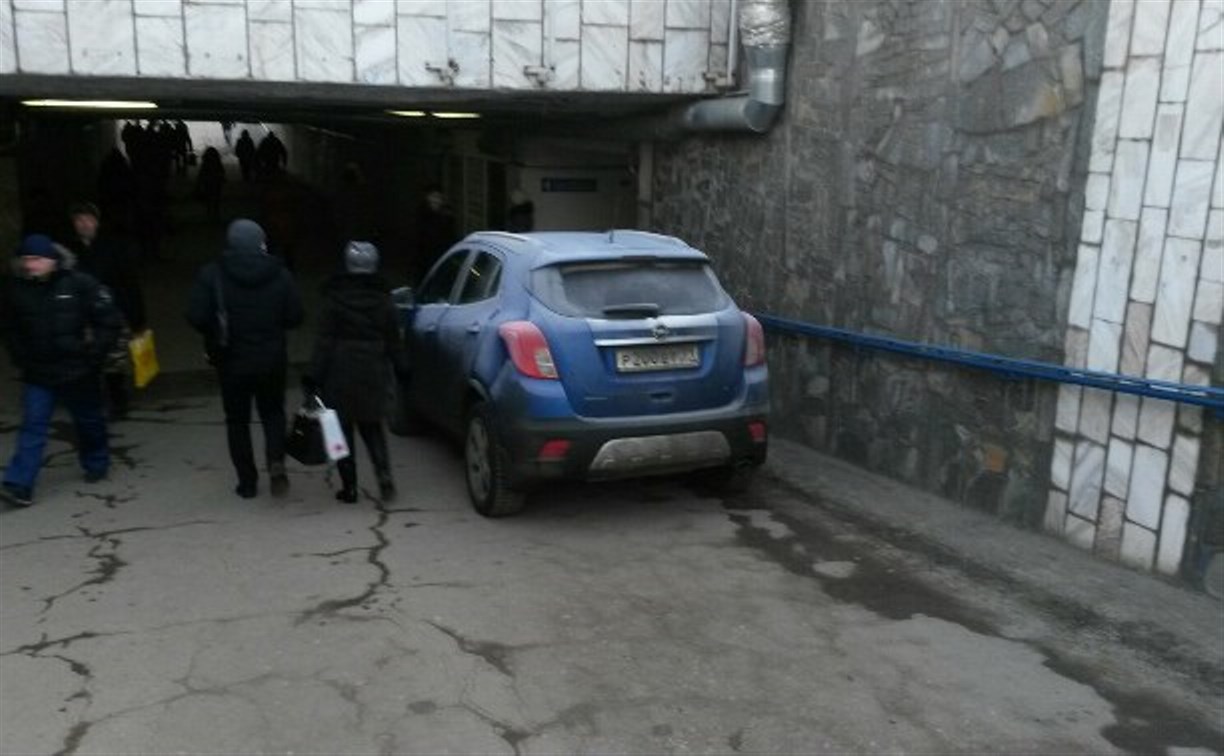 Синий «Опель» в подземном переходе на Мосина был припаркован для разгрузки товара 