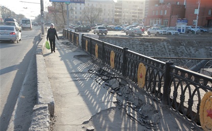 Провал на мосту через Воронку устранят в начале марта
