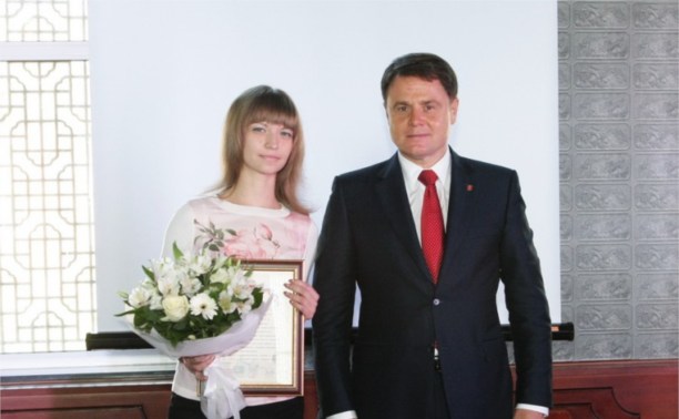 Владимир Груздев наградил замредактора «Слободы» Алину Илюшечкину