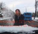 Странная женщина-пешеход в Туле: прошла, как королева, бросила снег и плюнула на капот