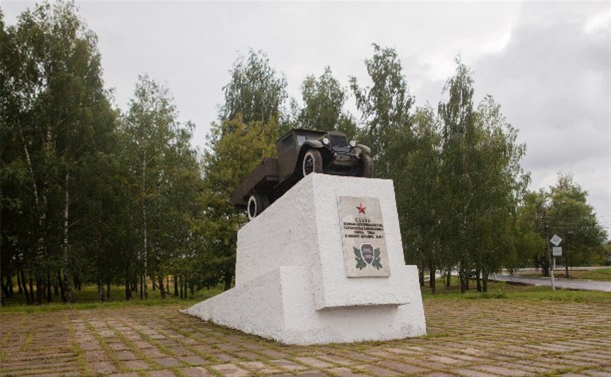Памятник воинам-автомобилистам вернули на постамент