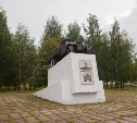 Памятник воинам-автомобилистам вернули на постамент