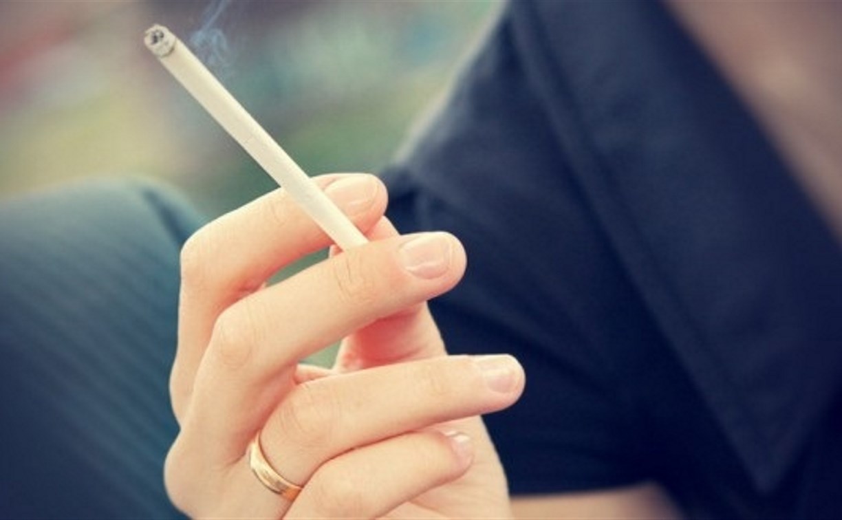 Депутаты предложили запретить продажу сигарет женщинам 