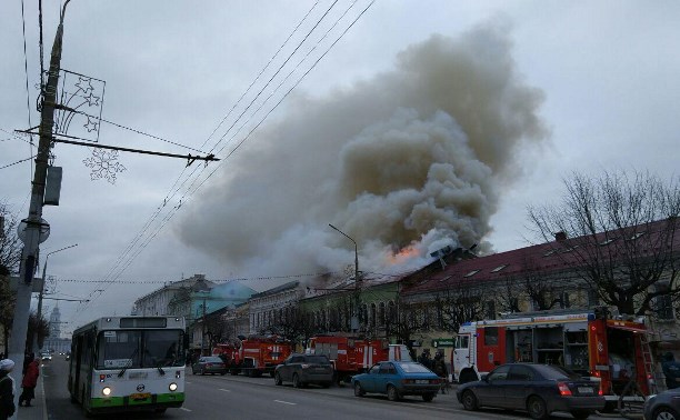 Пожар в мебельном магазине в центре Тулы разгорается сильнее