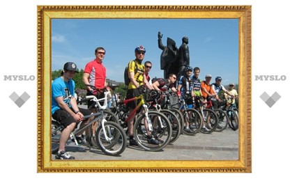Тульские велосипедисты поздравили ветеранов