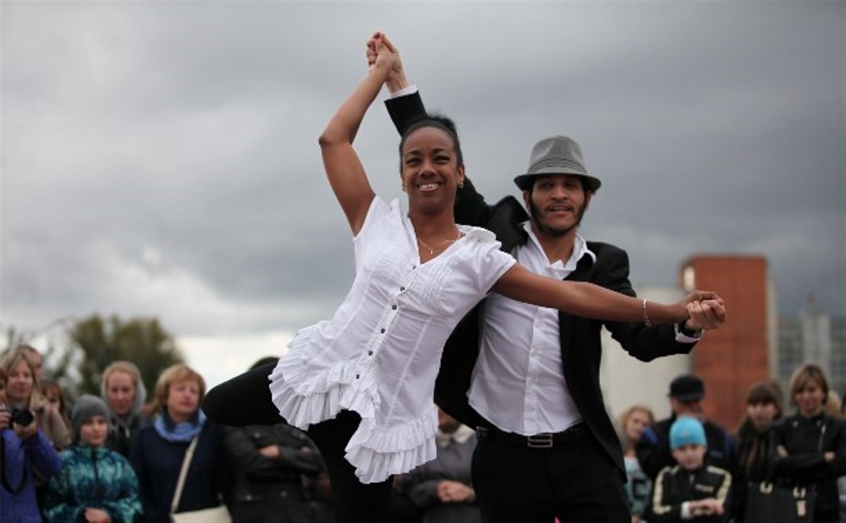 На набережной Упы прошел танцевальный марафон и парад лодок