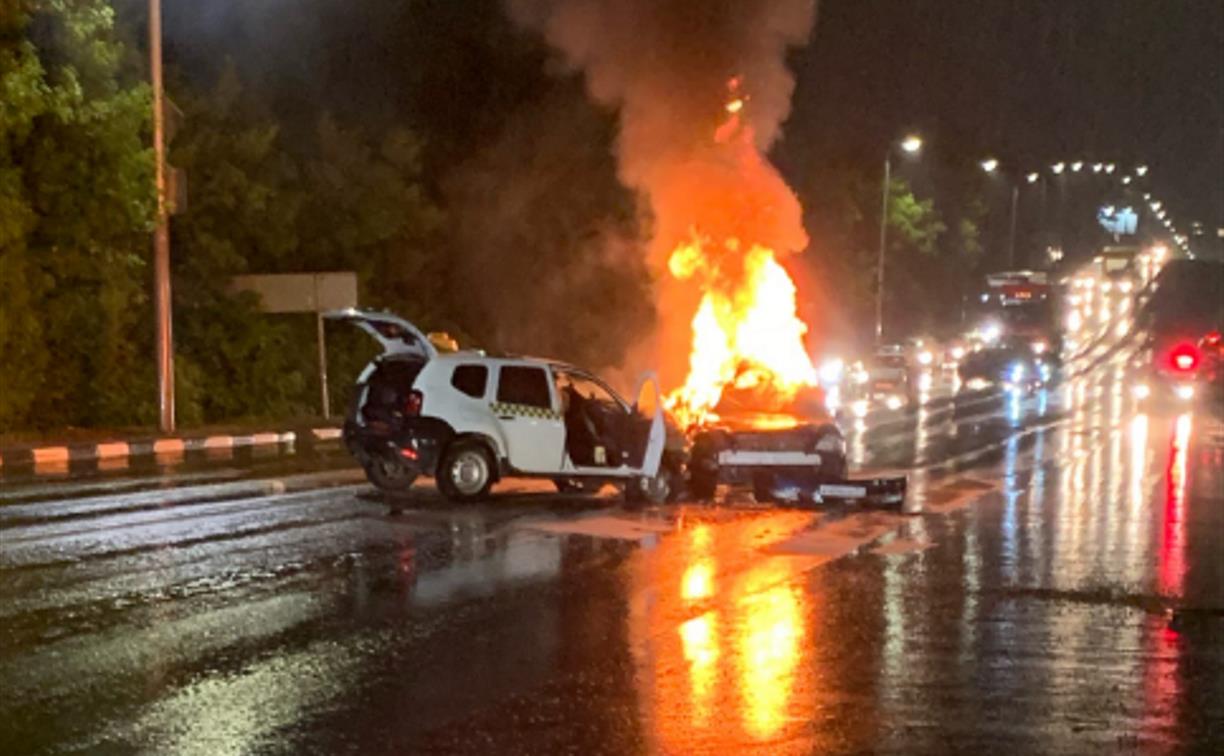 ДТП с такси в Туле: один из автомобилей загорелся  