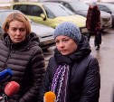 Из зала суда вышли кандидат в усыновители Матвея Наталья Тупякова и Ольга Синяева