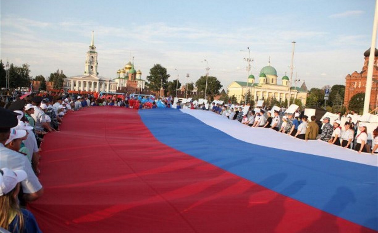 День флага в Туле: приземление парашютиста, флешмоб, «Рюхи» и карта России из ниток