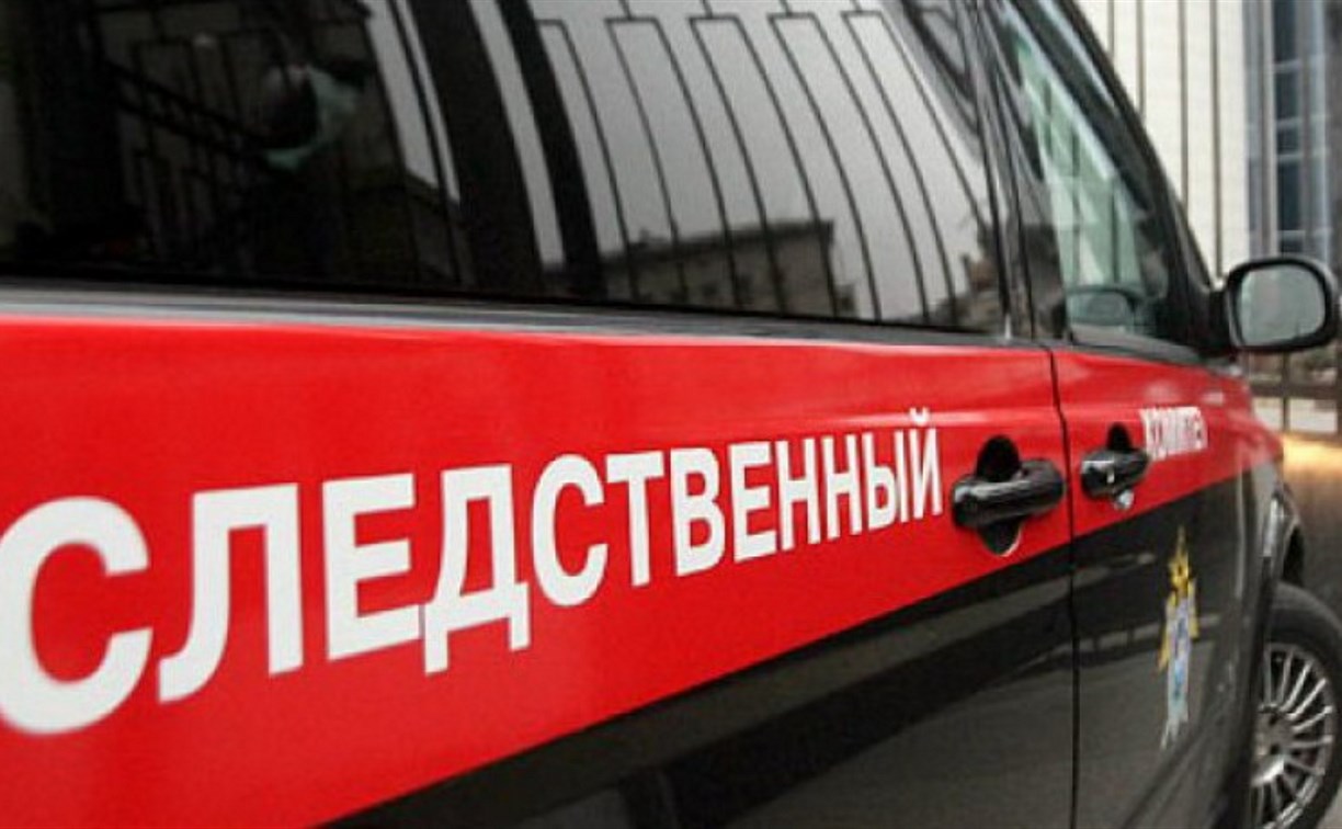 Обнаруженный возле подъезда дома в Суворове мужчина умер в больнице