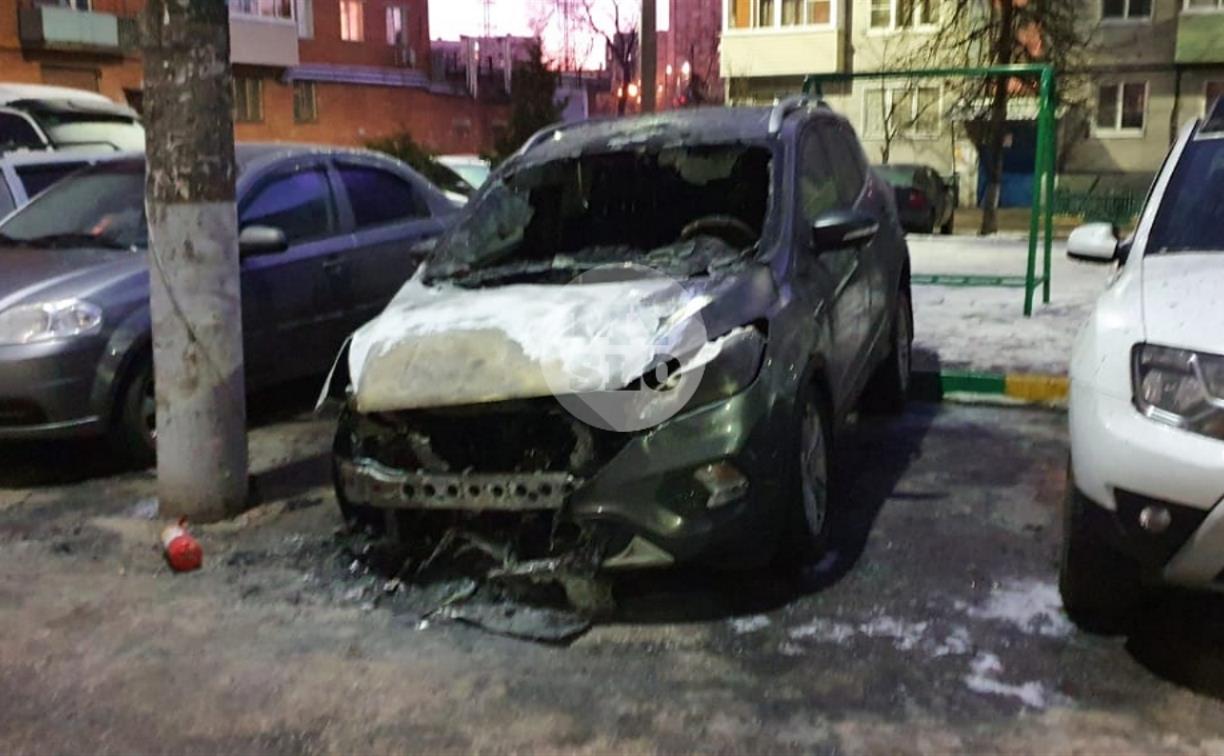 Ночью в Туле на улице Плеханова неизвестный поджег Ford