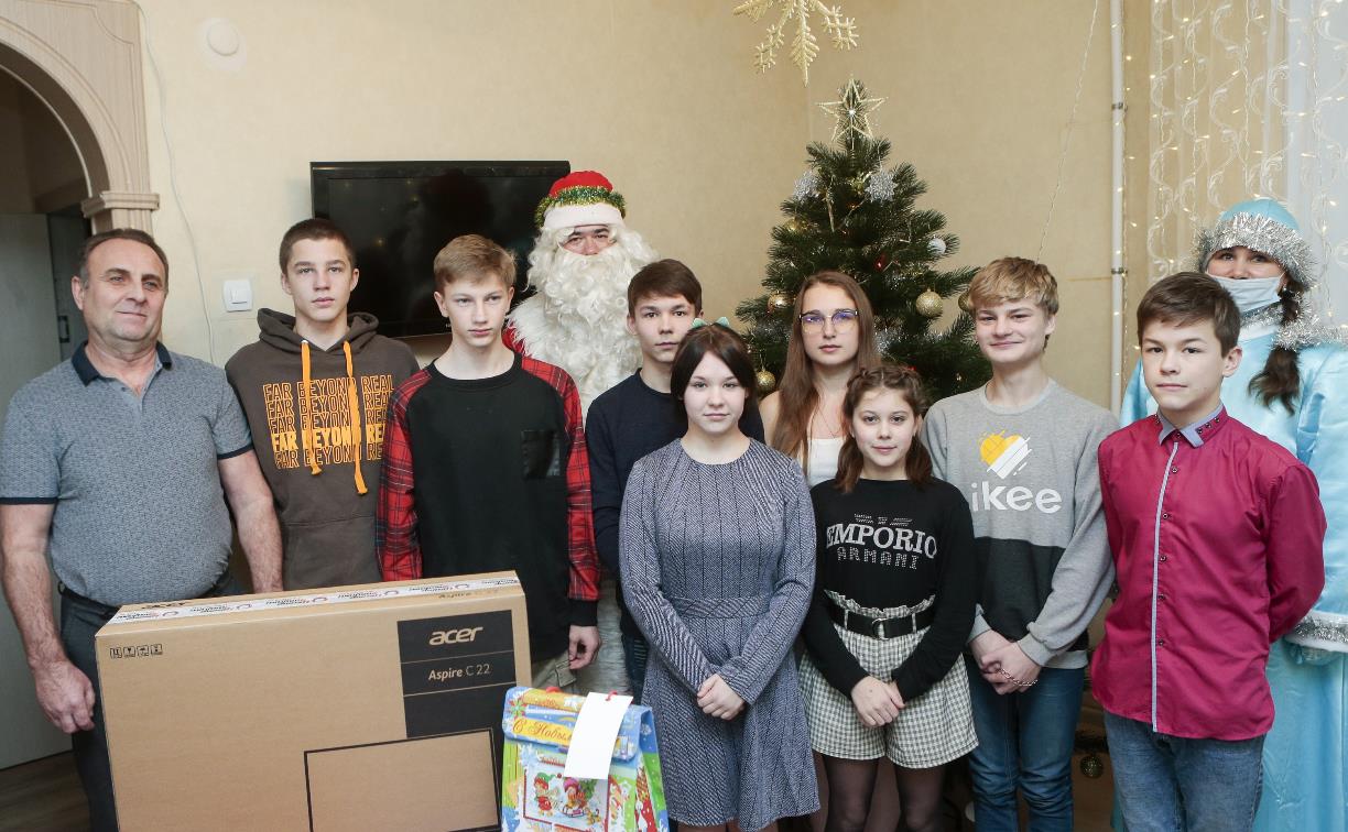 Многодетной семье Величко из Тулы Дед Мороз привез компьютер