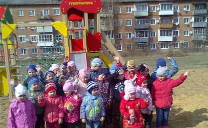 В Тульской области продолжают устанавливать детские площадки
