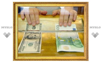 Покупка россиянами иностранной валюты в прошлом году сократилась на треть