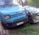 На улице Токарева в Туле ЗИЛ врезался в иномарку и дерево