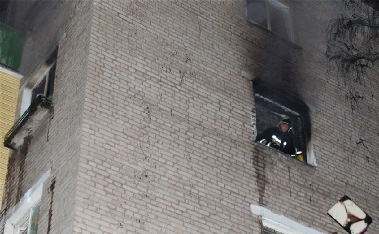 Пожарные спасли семь человек из горящего дома на ул. Металлургов