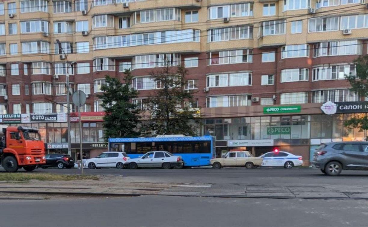 Проспект Ленина замер в пробке из-за мелкого ДТП