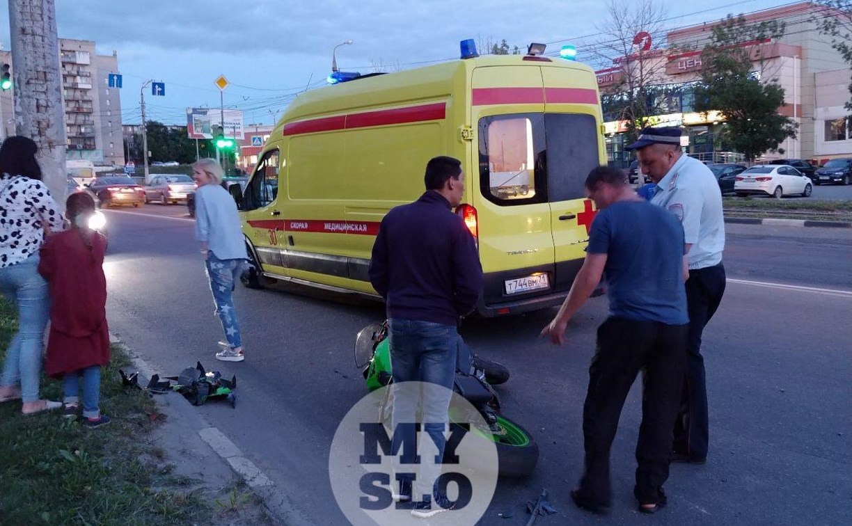 На ул. Металлургов в Туле столкнулись две легковушки и мотоцикл
