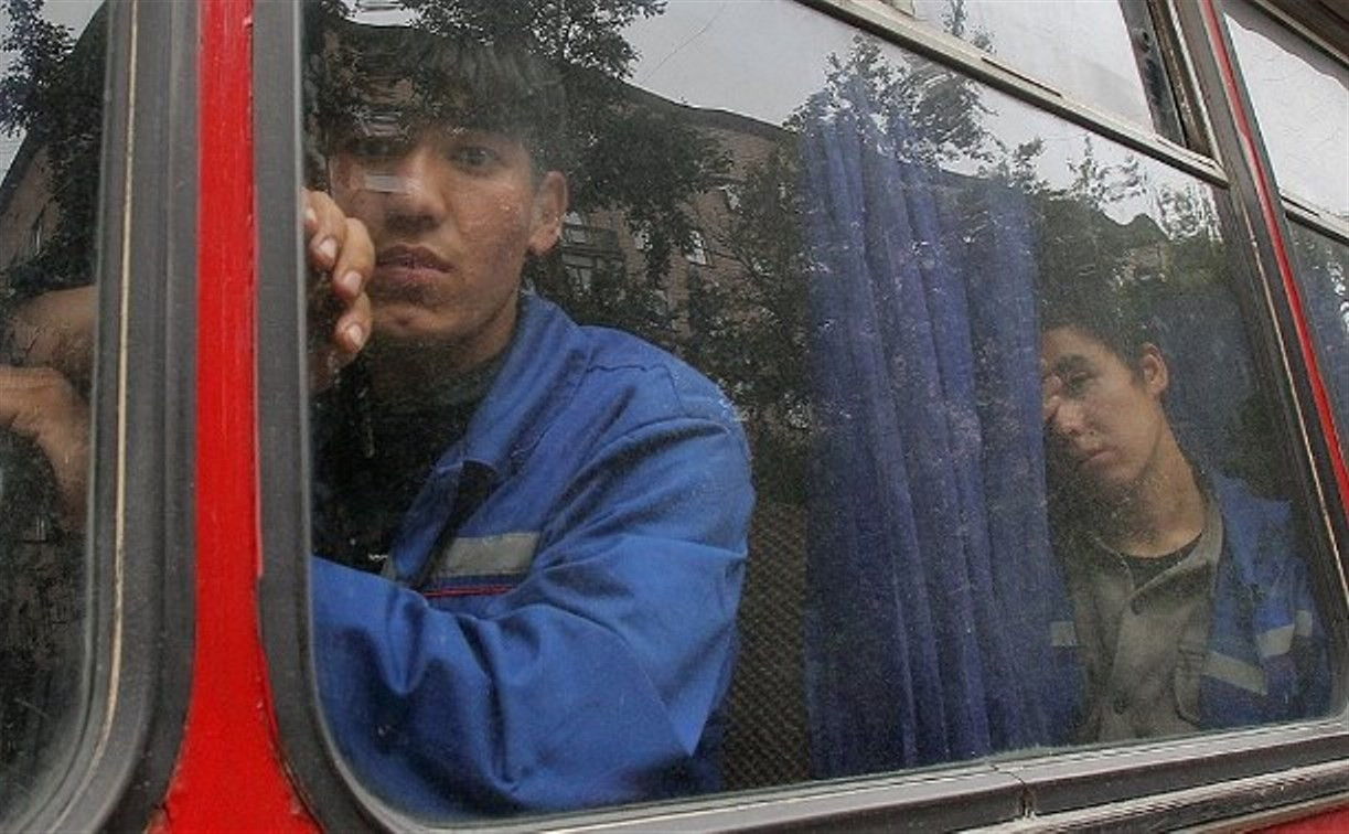 Депортация узбеков. Мигранты в автобусе. Автобус таджик. Узбеки в автобусе. Нелегалы в автобусе.