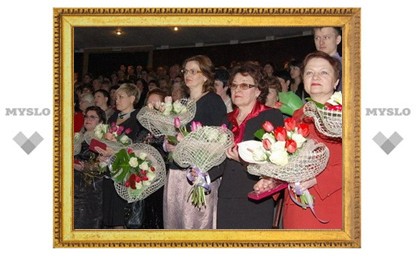 Вячеслав Дудка поздравил женщин Тулы с 8 Марта